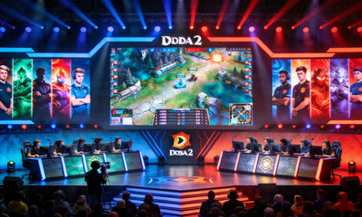 DOTA2国际邀请赛比赛画面，两支战队在决赛舞台对决
